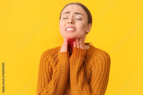 Ill young woman with sore t...