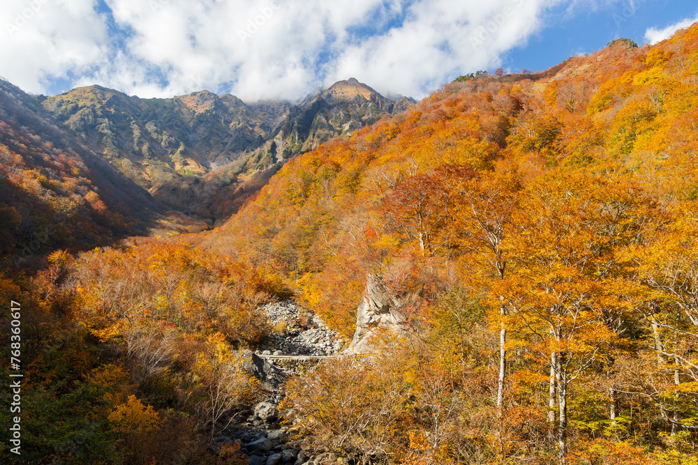 日本の風景・秋　紅葉の谷川岳　マチガ沢
