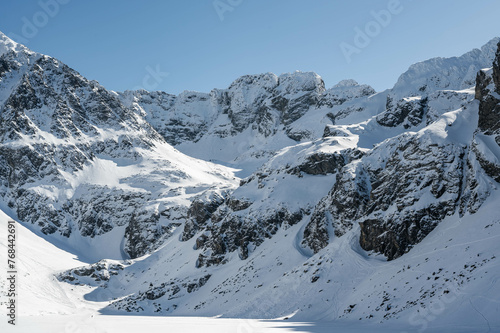 Szczyty otaczaj  ce Czarny Staw G  sienicowy w polskich Tatrach sfotografowane w s  oneczny zimowy dzie  .
