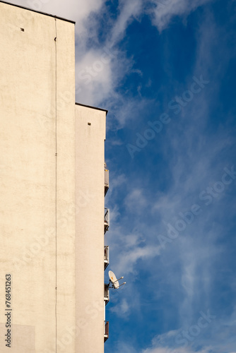 Balkone mit Satellitenschüssel an einem Hochhaus in Słubice photo