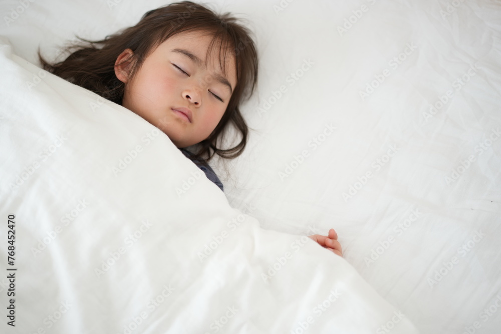 穏やかな眠り:昼寝中の女の子のやすらぎ 穏やかな眠り:昼寝中の女の子のやすらぎ