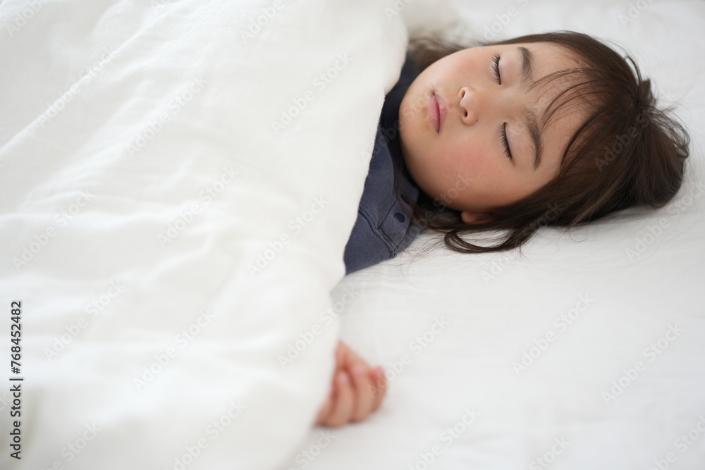 穏やかな眠り:昼寝中の女の子のやすらぎ 穏やかな眠り:昼寝中の女の子のやすらぎ
