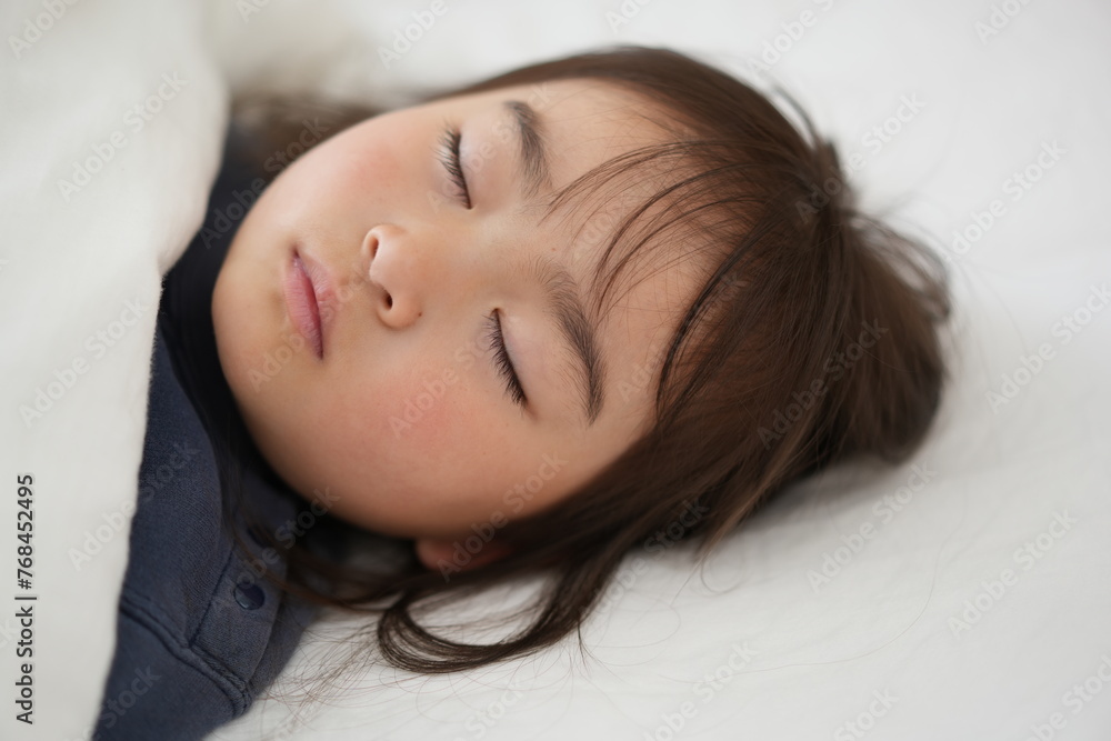 穏やかな眠り:昼寝中の女の子のやすらぎ 穏やかな眠り:昼寝中の女の子のやすらぎ