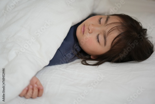 穏やかな眠り：昼寝中の女の子のやすらぎ