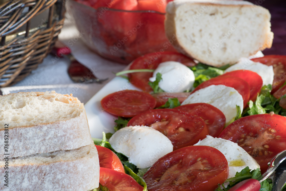 Italienische Vorspeise mit Tomaten und Mozzarella