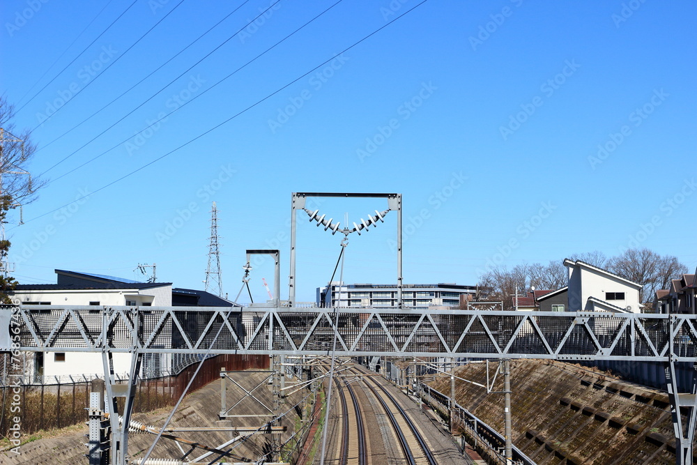 鉄道に電気を供給する線路の上のガイシ