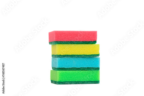 Stos kolorowych gąbek kuchennych na białym tle
