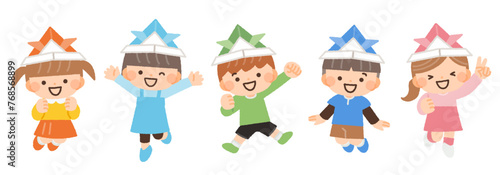 ペーパークラフトの兜をかぶる元気な子供達のイラスト素材
