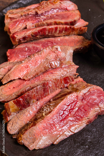 Bilde på lerret Tagliata di carne cotta al sangue sulla brace, scaloppata e servita in un piatto
