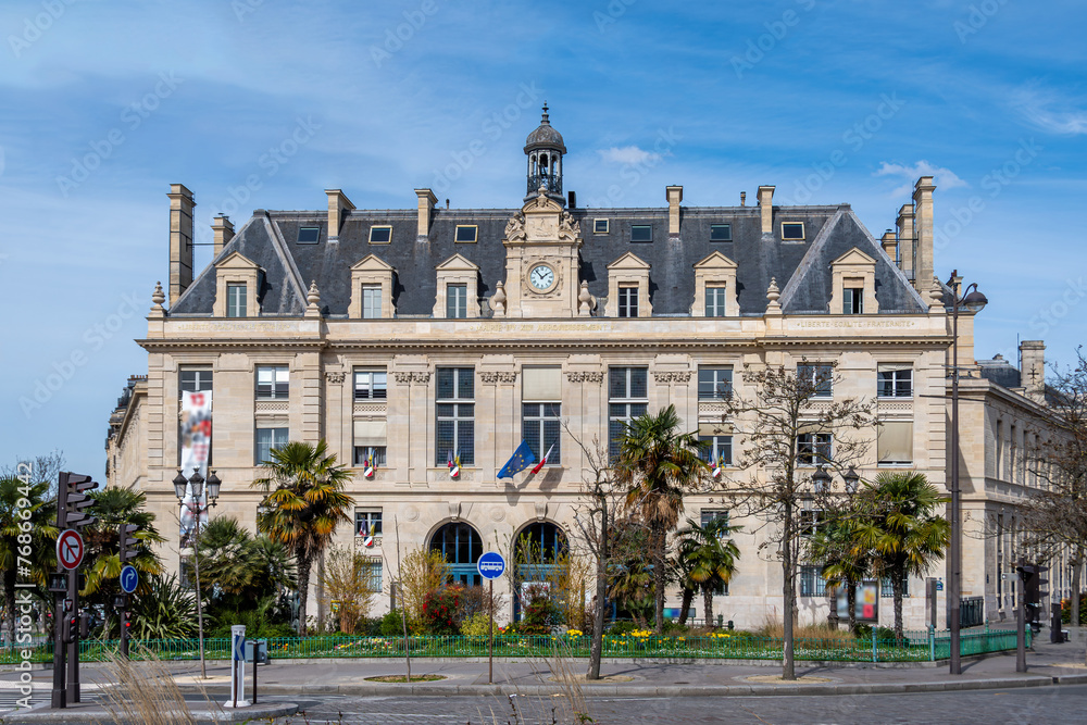 Vue extérieure de la mairie du 13ème arrondissement de Paris, France, située place d'Italie - obrazy, fototapety, plakaty 