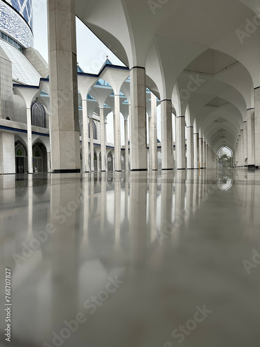 モスク内のキラキラした石の廊下