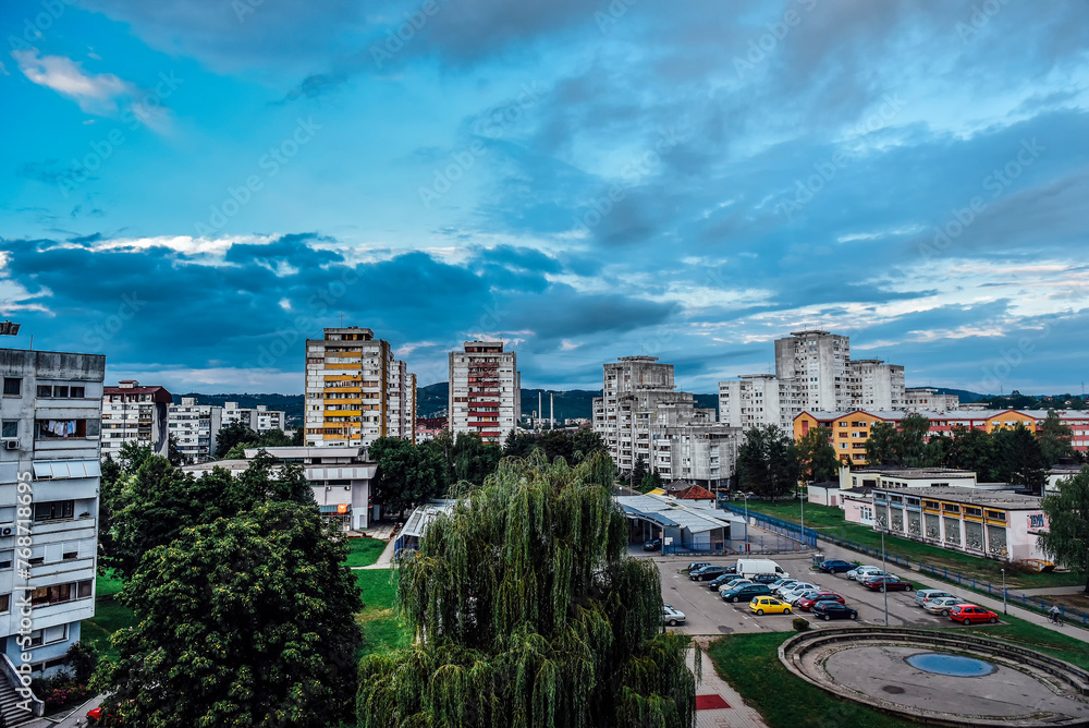 Obraz premium Four stunning architectural images captured in various weather conditions and seasons. Experience the beauty of these buildings under sunny skies, snowfall, rain, and autumn leaves.