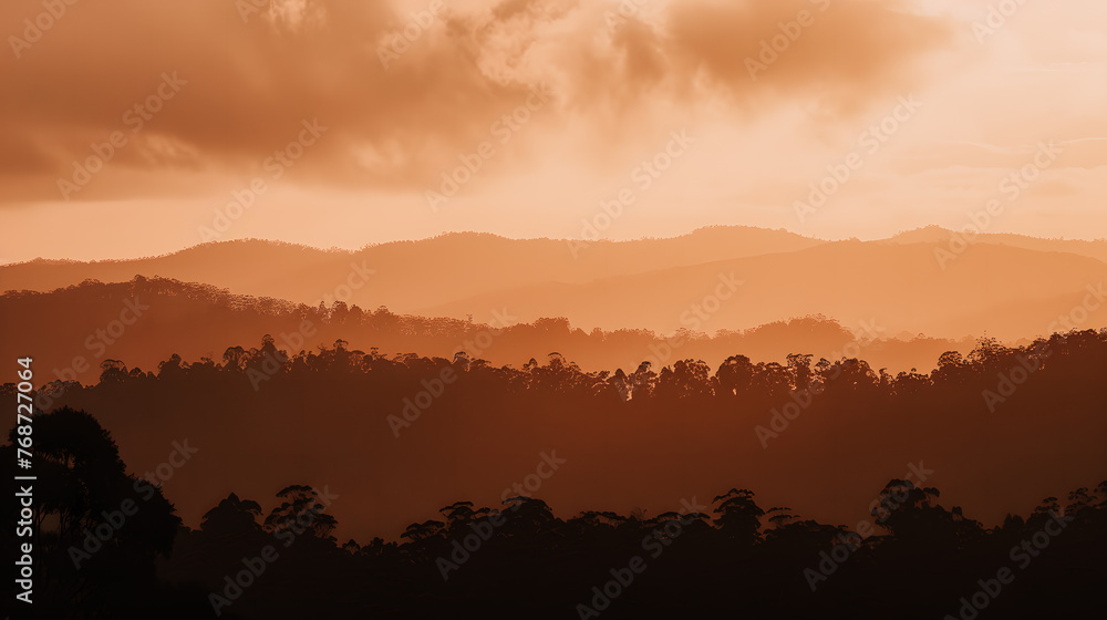 Paysage de montagne à l'aube dans les tons de orange