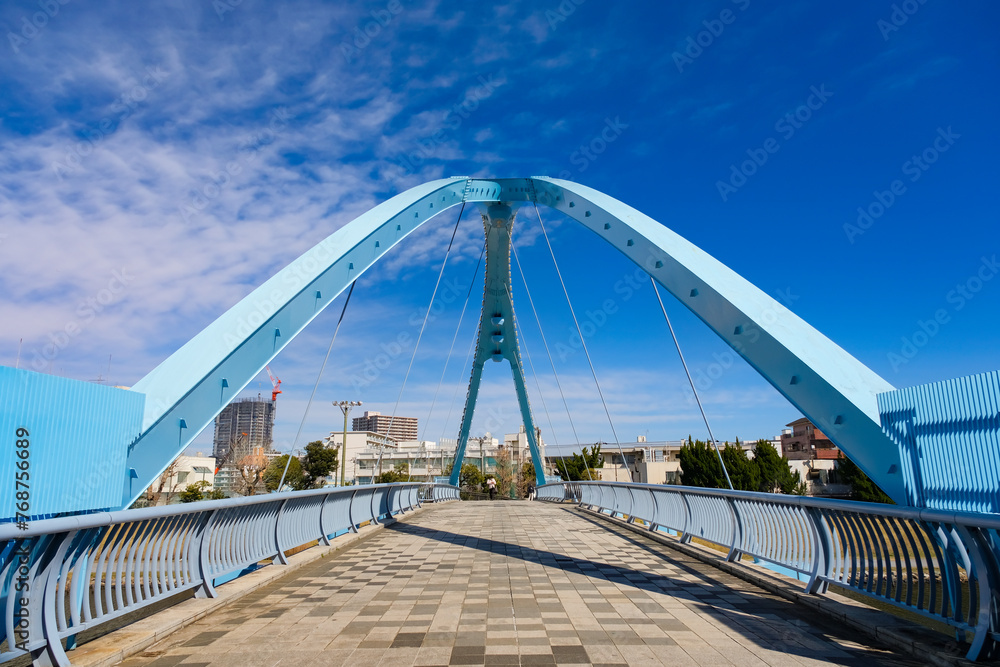 Obraz premium 東京都 江戸川区と江東区を流れる旧中川にまたがる「ふれあい橋」