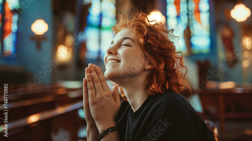 Mulher ruiva orando alegremente na igreja