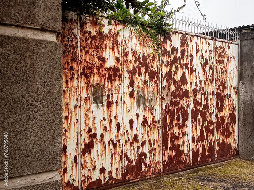 Photography portrait of the condition of the rusty old iron gate
