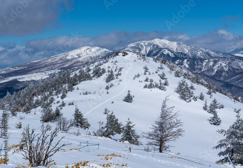 湯の丸山スノーハイク 山頂から湯の丸山北峰を臨む