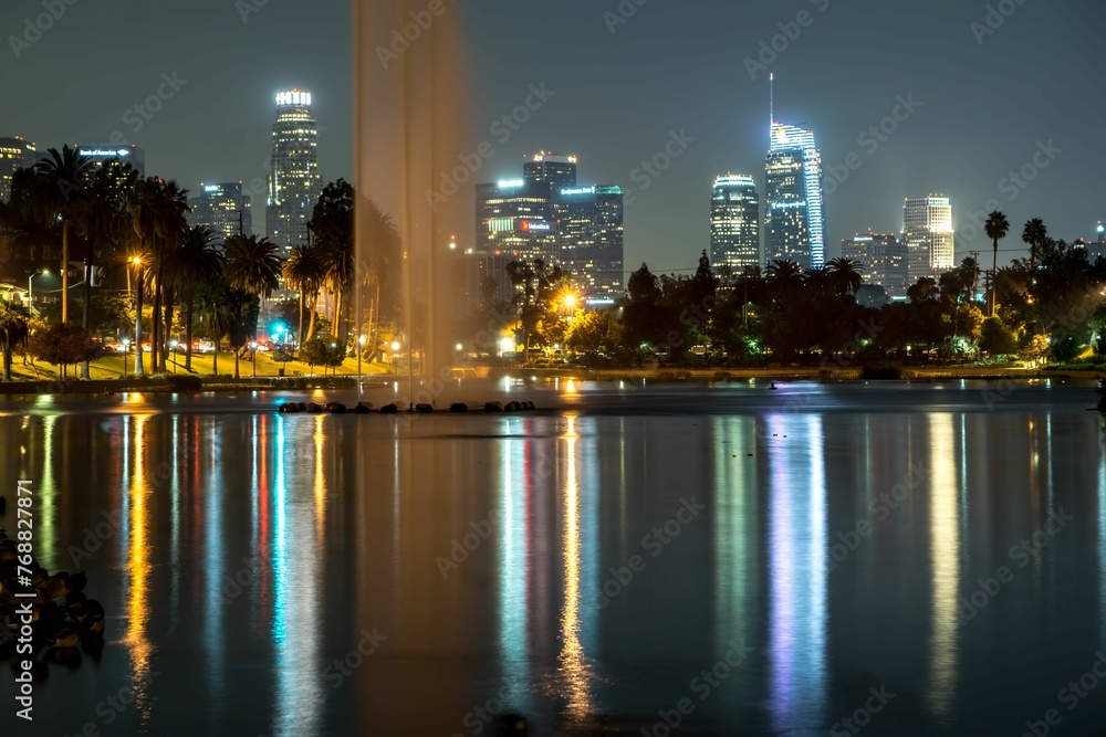 Obraz premium City of Los Angeles illuminated by the night sky with a majestic fountain in the foreground
