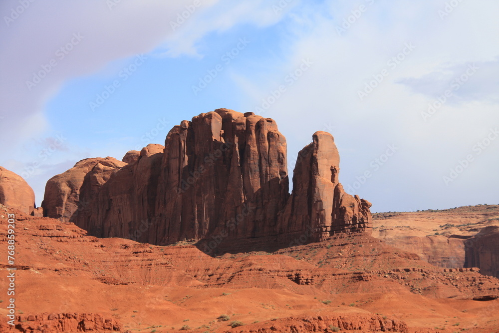 Fototapeta premium Le magnifique site Monument Valley dans l'Ouest Américain situé entre l'Arizona et l'Utah