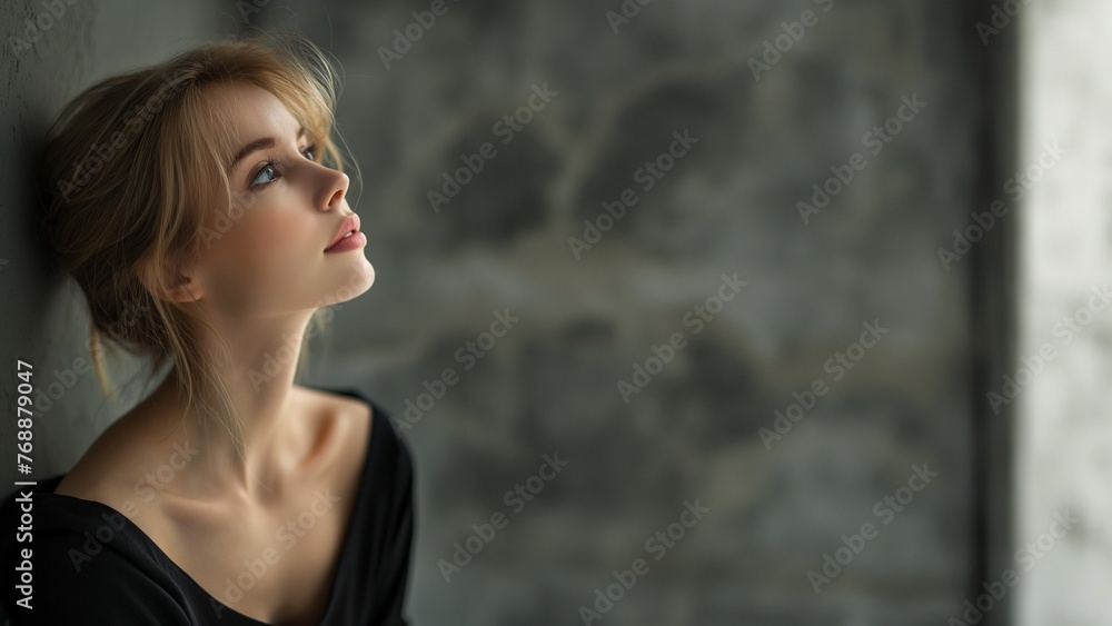 Schönes gepflegtes Frauen Gesicht mit natürlichen Make up für Kosmetik und Permanent Make up Poster Nahaufnahme Schönes gepflegtes Frauen Gesicht mit natürlichen Make up für Kosmetik und Permanent Make up Poster Nahaufnahme