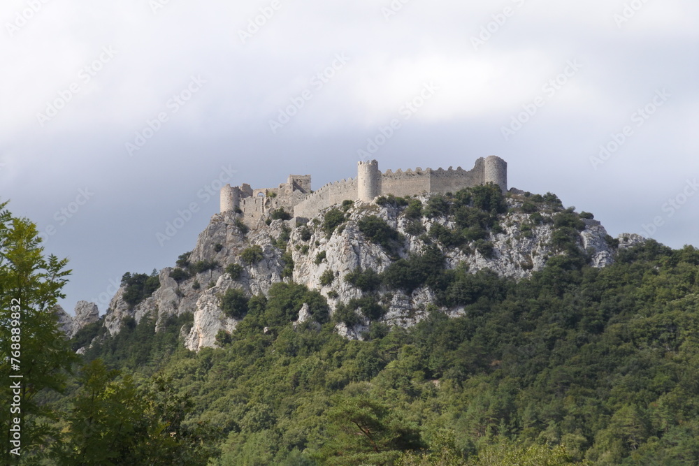 Château de Puilaurens mit Felsen und Sonne