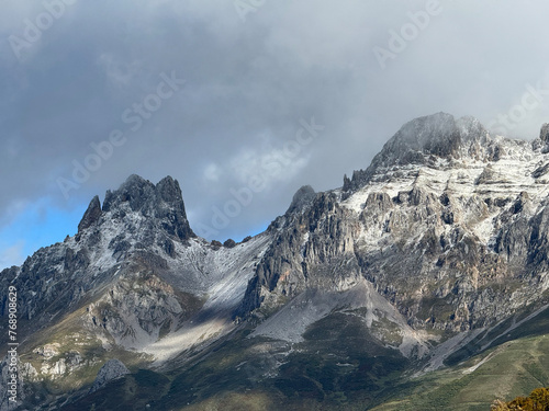 Vista panorámicas de las montañas nevadas de los Picos de Europa. España. León 