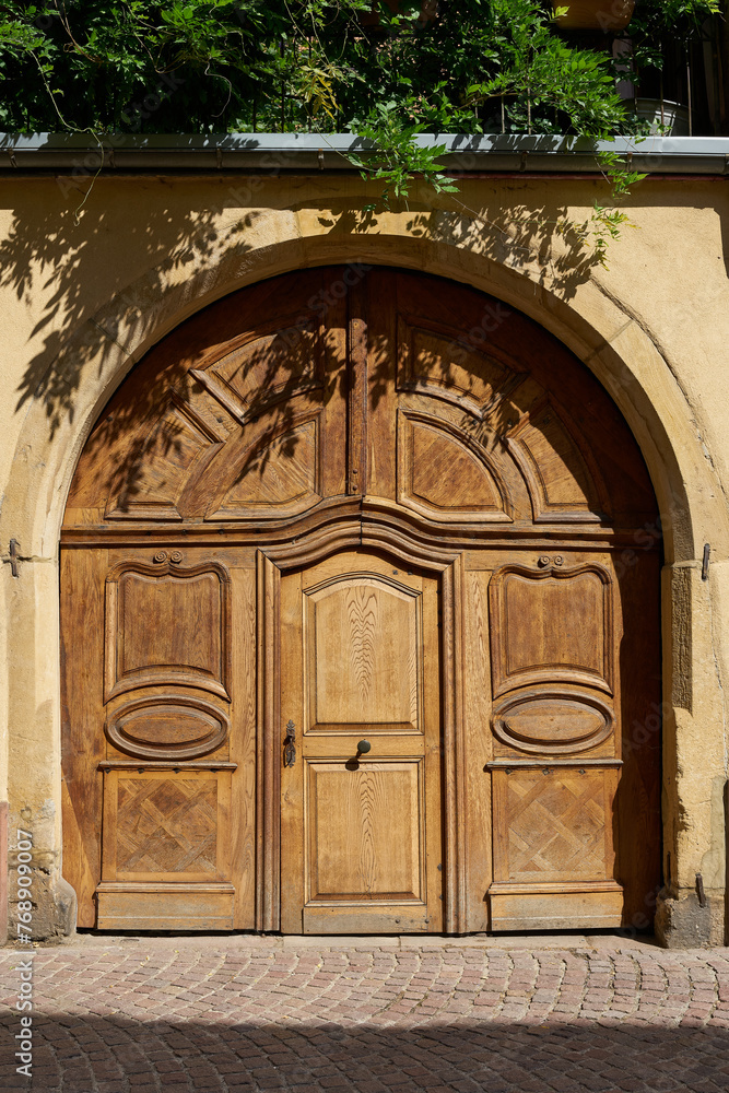 altes historisches Eingangstor aus Eichenholz an einem Haus in der Altstadt von Colmar in Frankreich