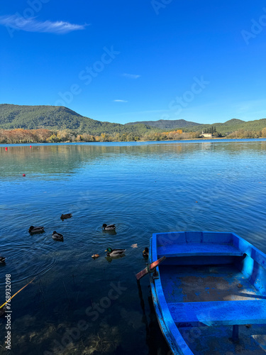 Paseo por el estanque de Banyoles, con barcas de madera amarradas. Cataluña. España.