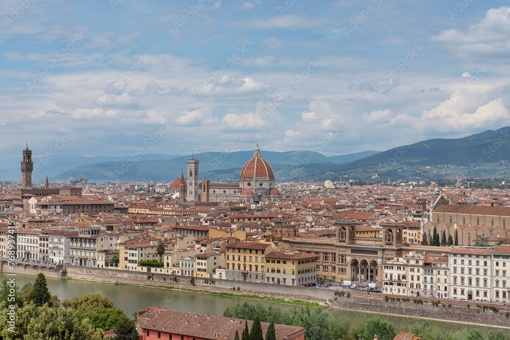 Obraz premium Impressive vistas of the entire city towards the famous Cathedral Duomo di Firenze from Piazzale Michelangelo viewpoint located on the elevated south bank of Arno River in Florence, Italy
