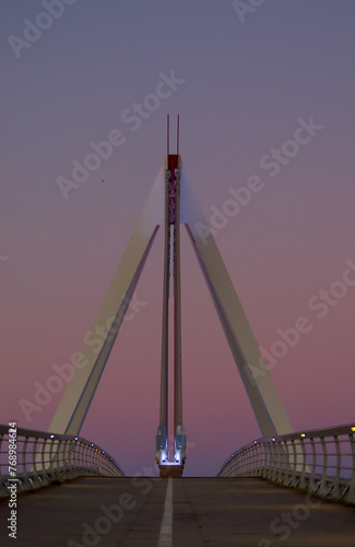 Puente atirantado asimétrico triangular Puerta de las rozas. Comunidad de Madrid. España