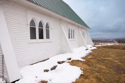 Église , lieux culte, blanche , gazon et ciel orageux, horizontal photo