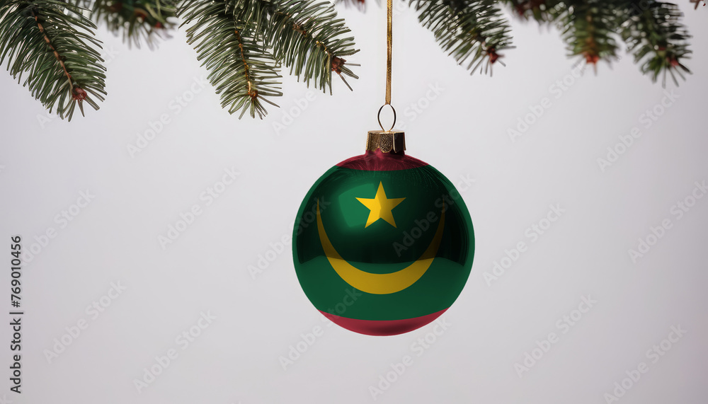 Naklejka premium New Year's ball with the flag of Mauritania on a Christmas tree branch isolated on white background. Christmas and New Year concept.