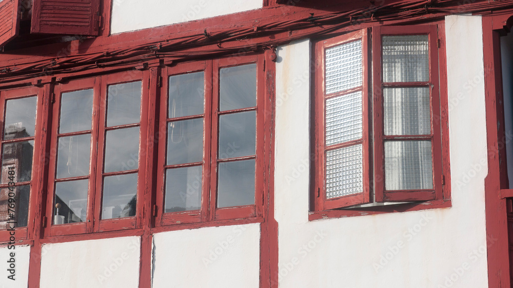 Obraz premium Ventana en casa de pueblo