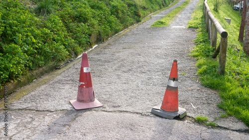 Conos de tráfico en camino rural