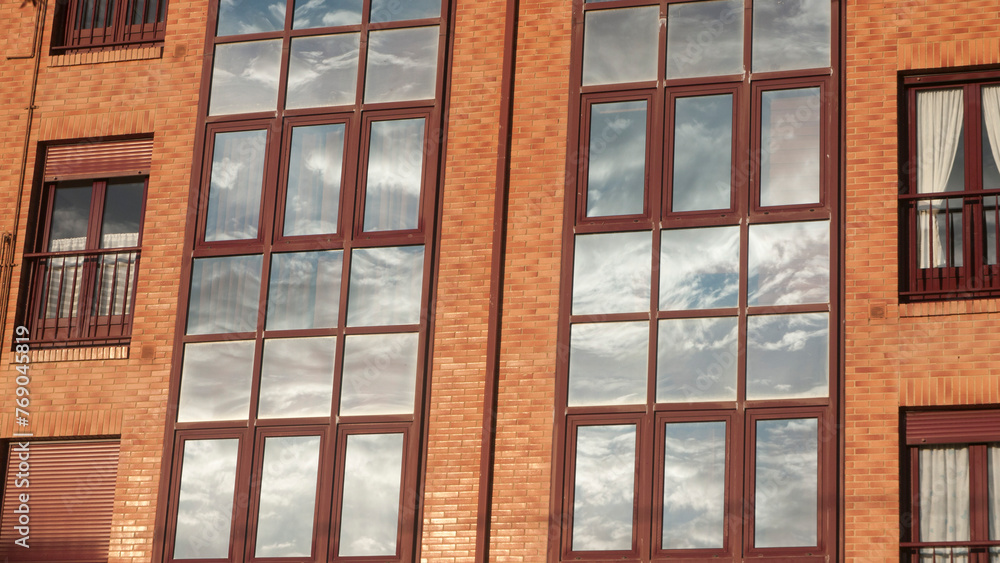 Reflejos del cielo en ventanas de cristal de edificio Reflejos del cielo en ventanas de cristal de edificio