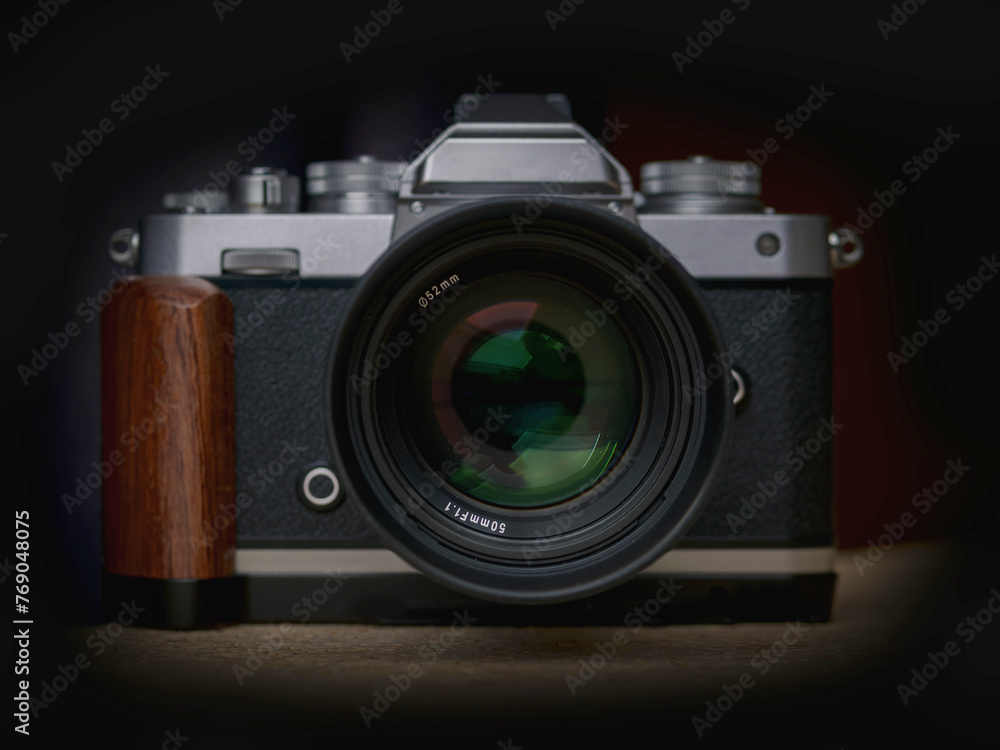 Moderne Digitalkamera, 50mm Blende 1.1 Objektiv, Body, Studiolicht
