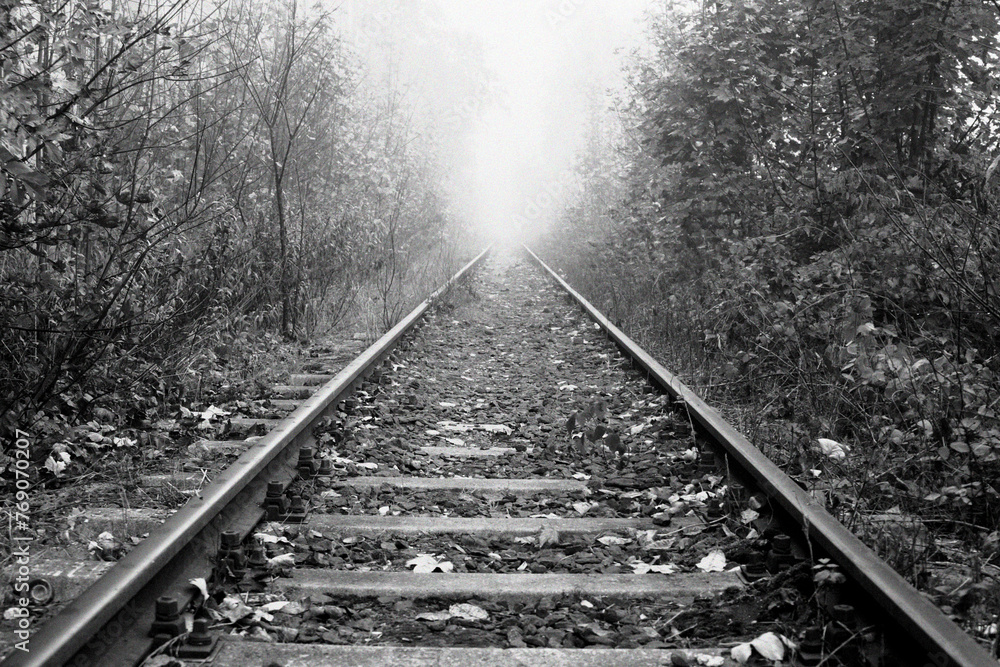 widok torów kolejowych, czarno-białe - obrazy, fototapety, plakaty 