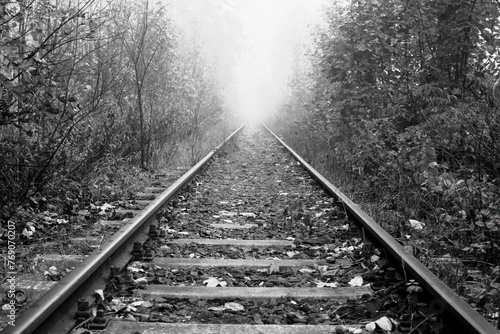 widok torów kolejowych, czarno-białe