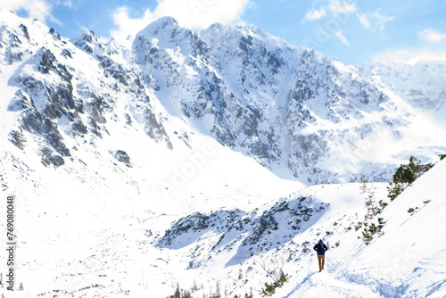 samotny wędrowiec, w tle Granaty, Orla Perć widok znad Czarnego Stawu Gąsienicowego w Tatrach zimą