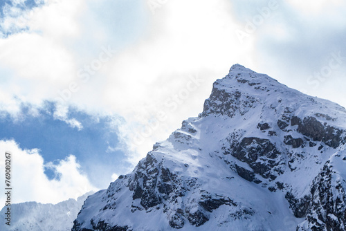 ostry szczyt Kościelec w Tatrach Polskich zimą na tle chmur © sarns