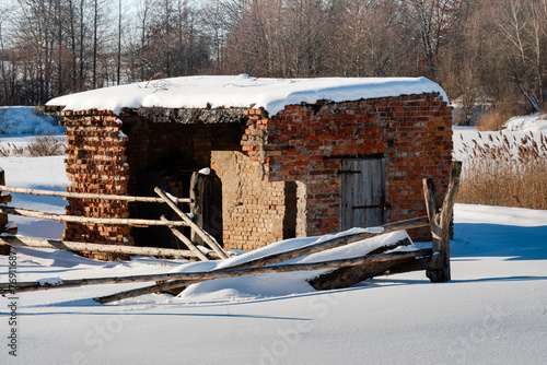 Opuszczony ceglany domek zimą