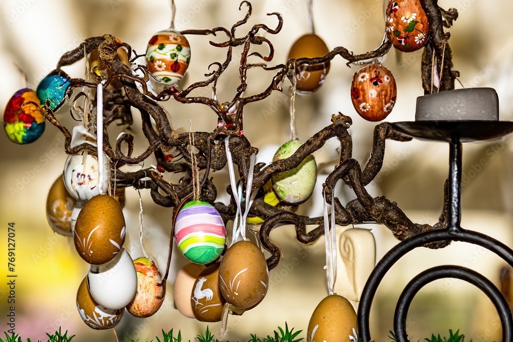 zu Ostern,- ein schön geschmückter Osterstrauch