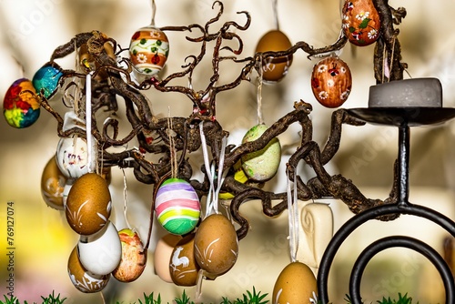 Obraz na płótnie zu Ostern,- ein schön geschmückter Osterstrauch w salonie