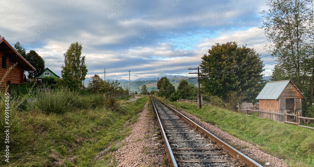 Obraz premium A train tracks with trees and grass in sunny day