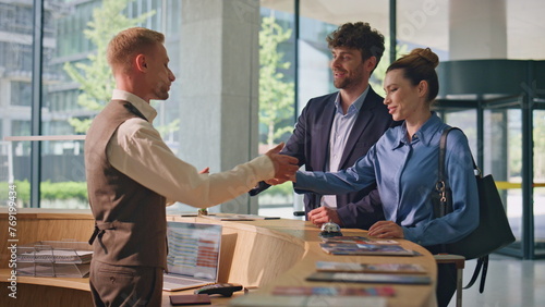 Foto Hotel guests paying contactless with smartphone