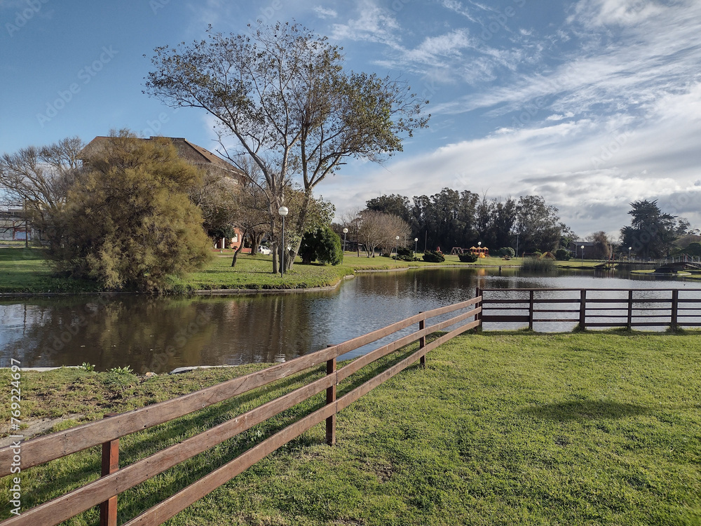 Fototapeta premium PARQUE, LAGUNA, CESPED