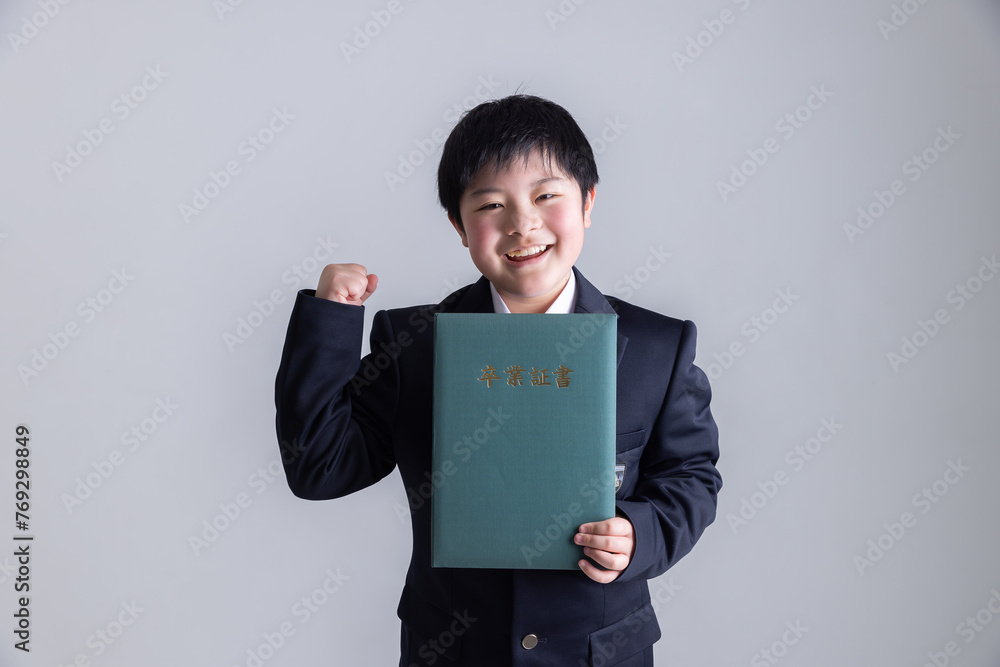 卒業証書を持ってガッポーズする男の子 Graduation certificate 卒業証書を持ってガッポーズする男の子 Graduation certificate