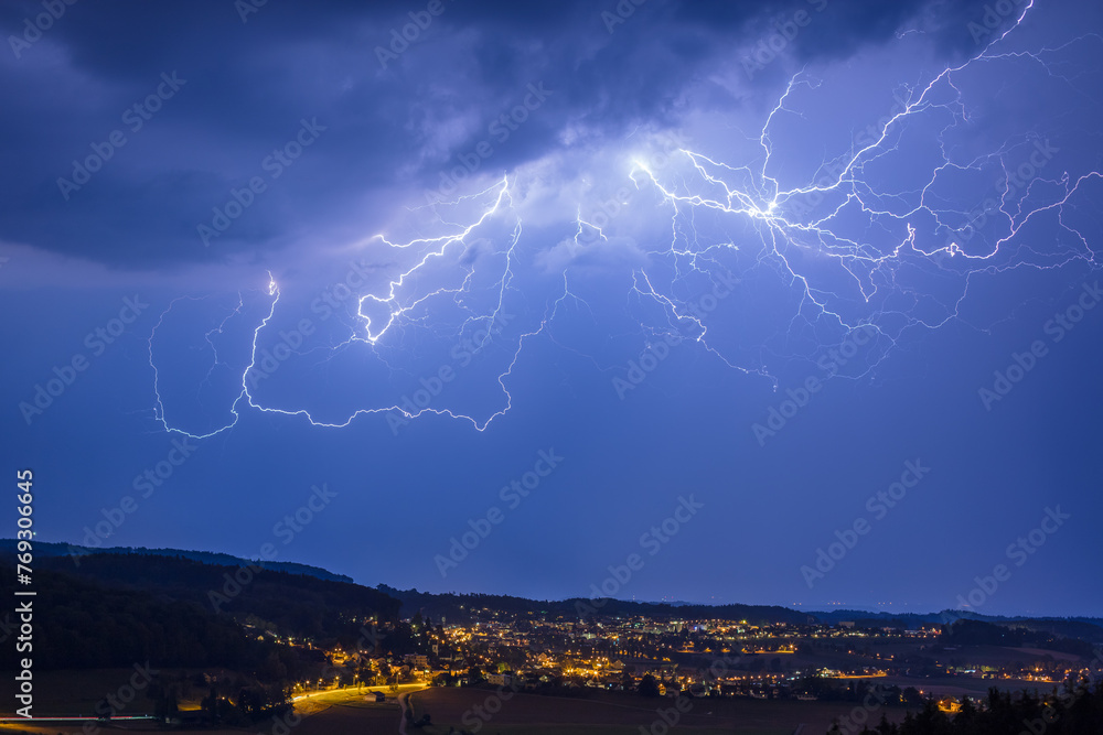 Gewitter mit stark verästeltem Blitz. Hedingen, Schweiz. - obrazy, fototapety, plakaty 