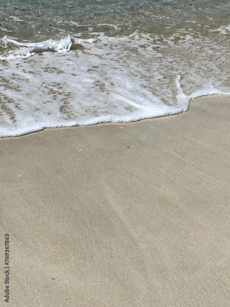 白い砂浜と波打ち際