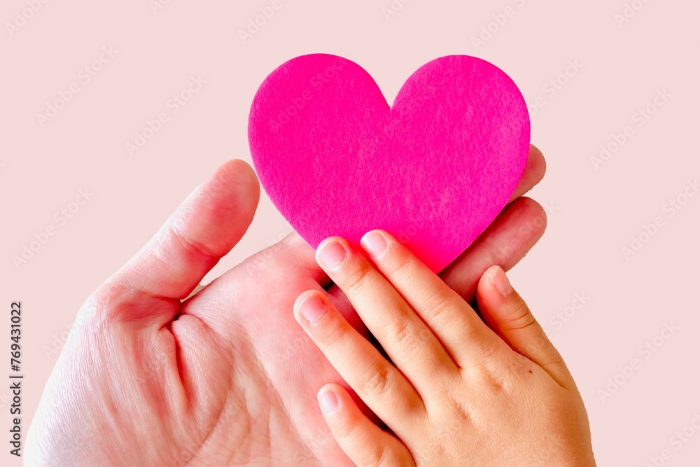 Fototapeta premium 親子の手とハート 優しいイメージ